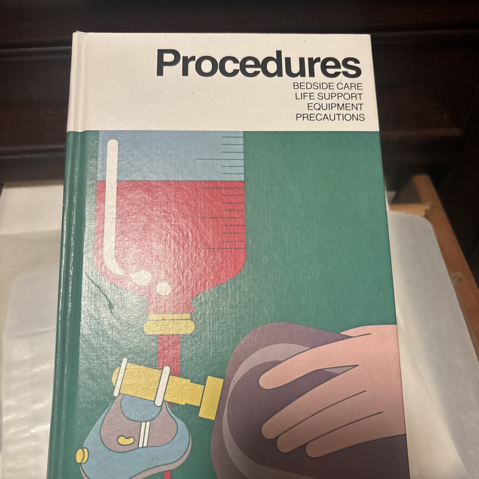 Vintage Procedures Manual text book(The Nurse’s Reference Library) by Intermed