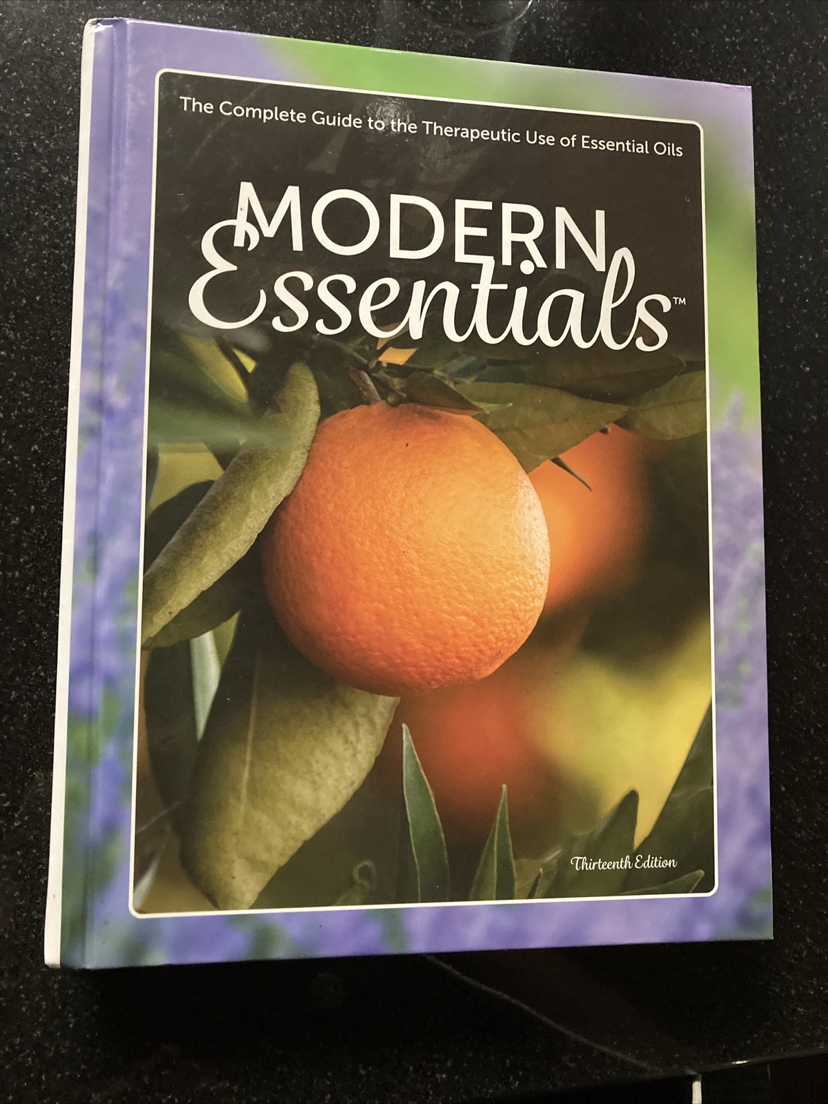 Modern Essentials : The Complete Guide to the Therapeutic Oils 13th Edition 2021