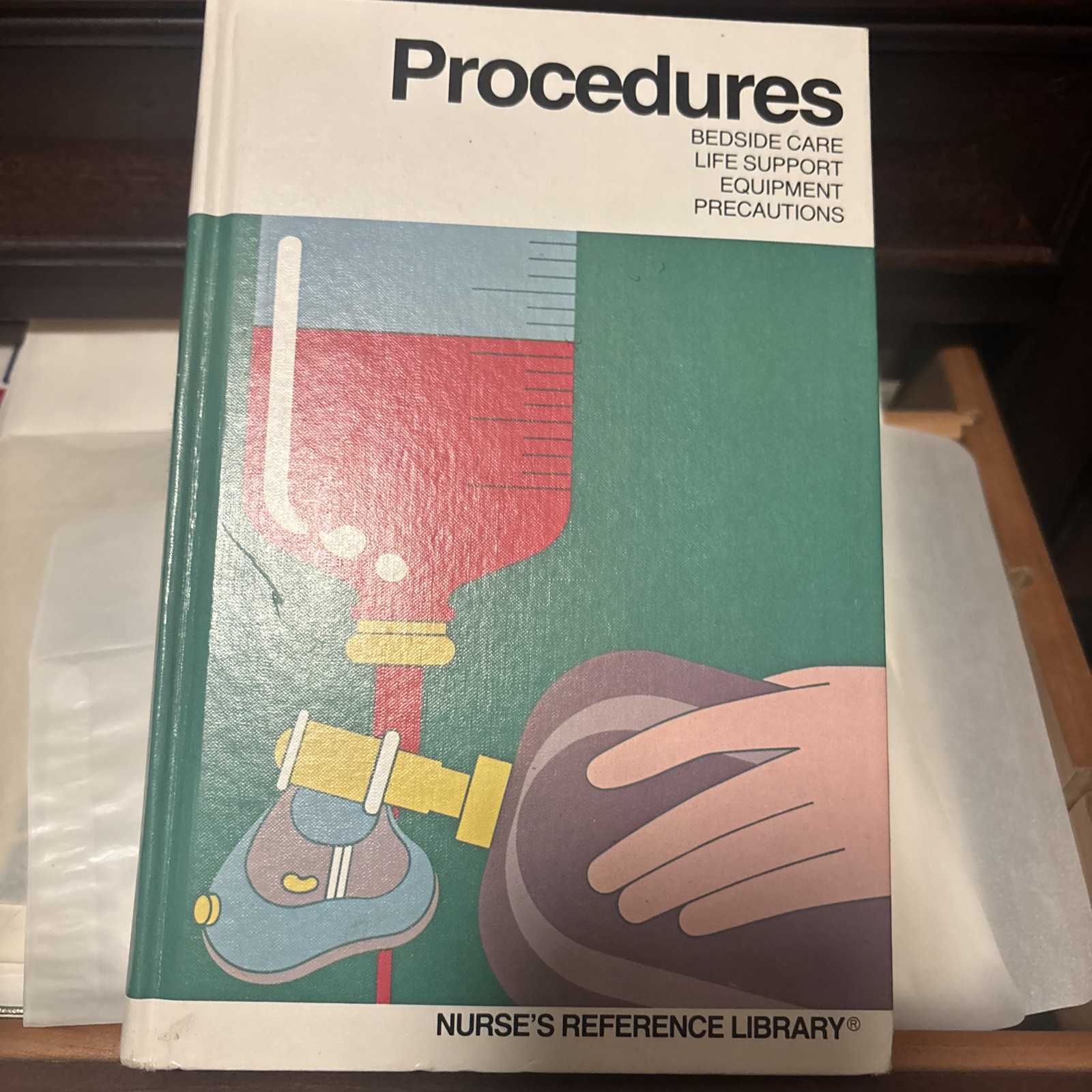 Vintage Procedures Manual text book(The Nurse’s Reference Library) by Intermed